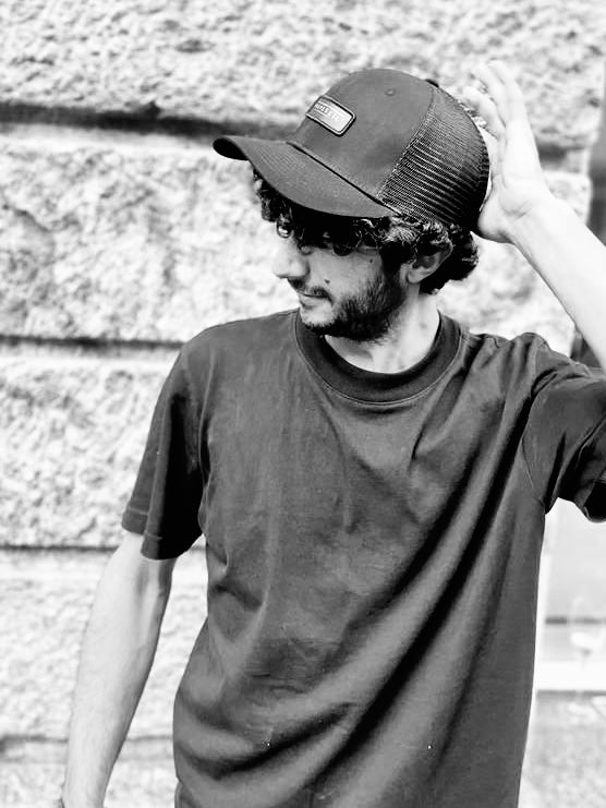 Cap / Black Snapback Trucker Cap