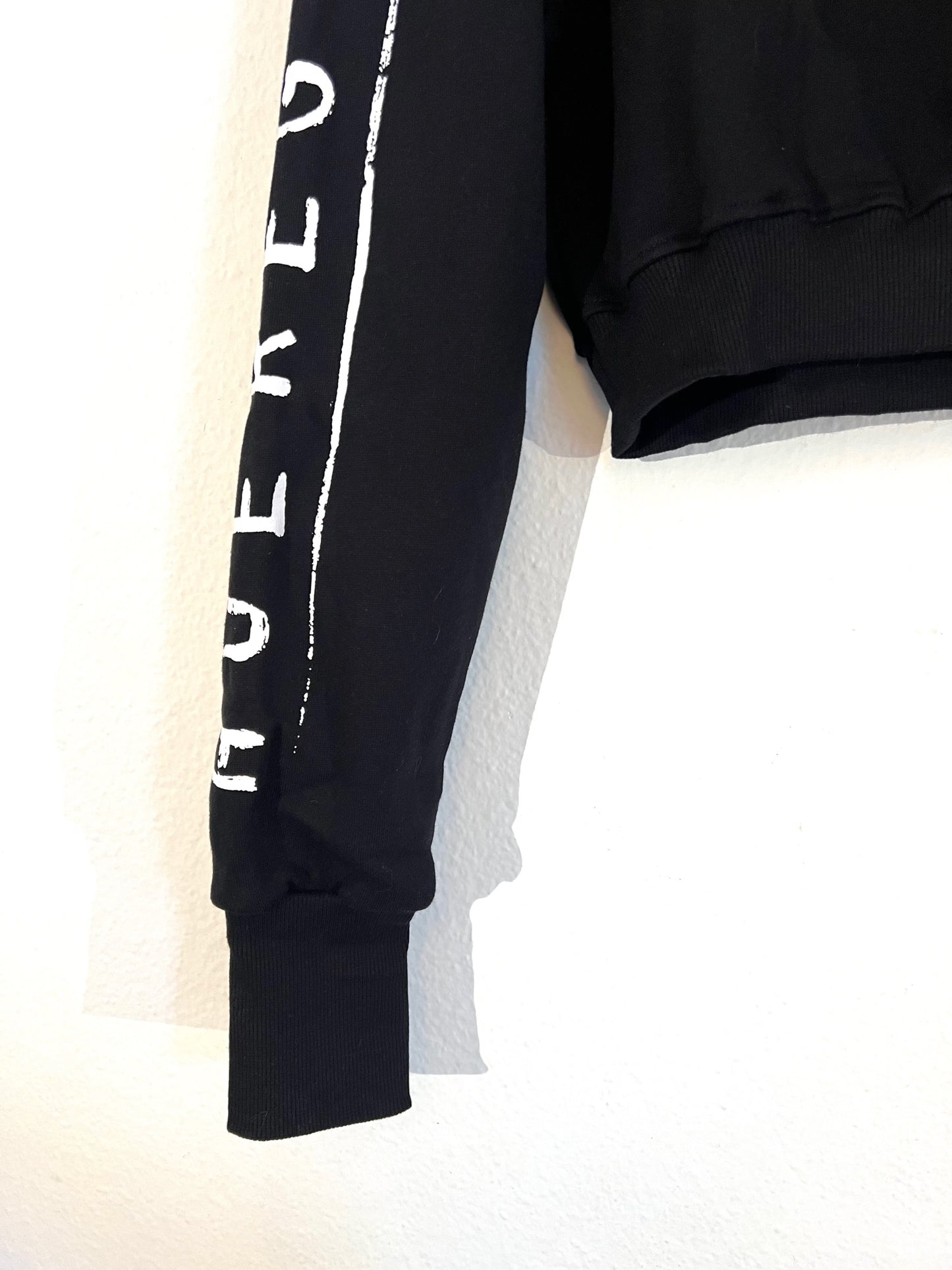 Cropped Hoodie Black w/ arm print